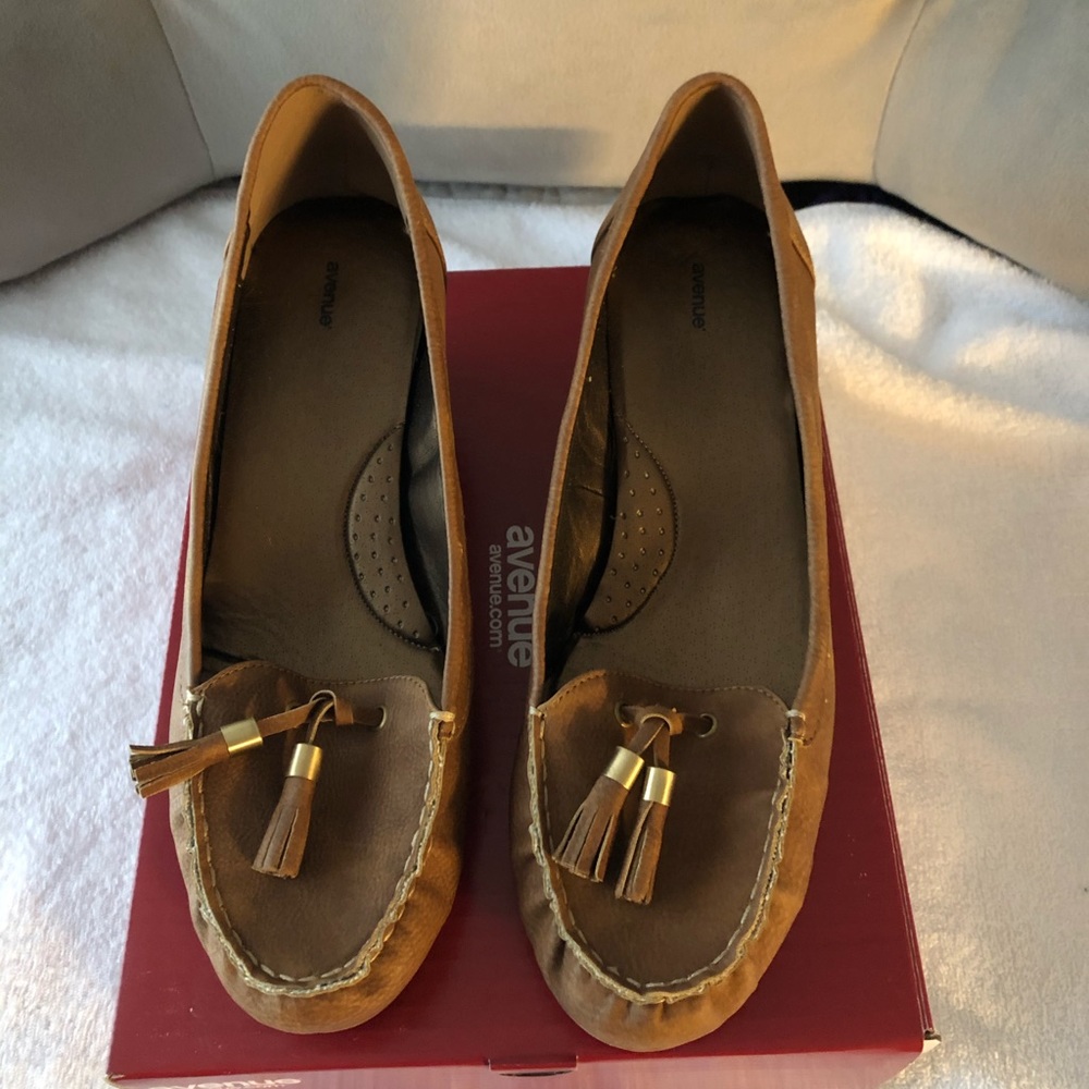 Avenue shoes. Never worn. Size 11W.